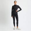 en modell bär en stängd Röhnisch Legacy Full Zip träningströja (dam)