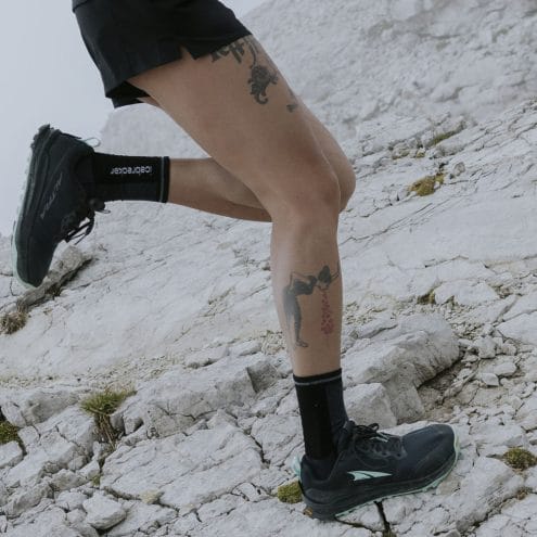 en modell använder Altra Lone Peak 9+ traillöparskor (dam) på stena