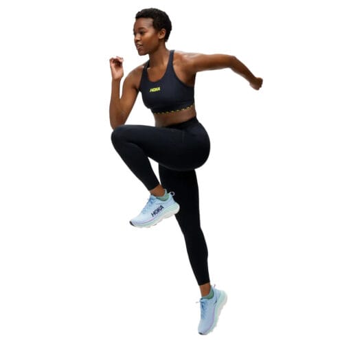 en modell bär Hoka Novafly Run Tight 25 träningstights (dam)