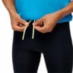 dragsnören på en Hoka Novafly Half Tight träningsshorts (herr)