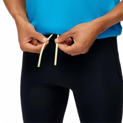 dragsnören på en Hoka Novafly Half Tight träningsshorts (herr)