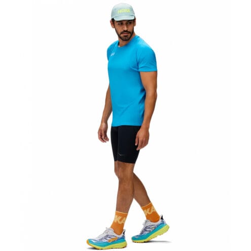 en modell bär Hoka Novafly Half Tight träningsshorts (herr)