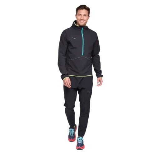 en mo0dell bär en svart bekväm Hoka Skyglow Half-Zip träningströja (herr)