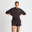 en modell bär en svart Röhnisch Soft Sweatshirt (dam)
