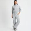 en modell bär gråa Röhnisch Soft Sweat Wide Pants mjukisbyxor (dam)