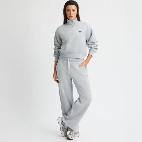 en modell bär gråa Röhnisch Soft Sweat Wide Pants mjukisbyxor (dam)