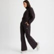 svarta Röhnisch Soft Sweat Wide Pants mjukisbyxor (dam) på en modell