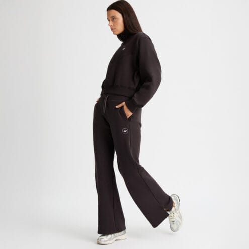 svarta Röhnisch Soft Sweat Wide Pants mjukisbyxor (dam) på en modell