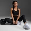 en modell bär 2XU Form Stash Hi-Rise Compression Tights träningstights (dam)