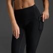 framsida av 2XU Form Stash Hi-Rise Compression Tights träningstights (dam)