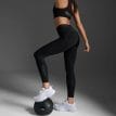 en modell bär ett par 2XU Form Stash Hi-Rise Compression Tights träningstights (dam)