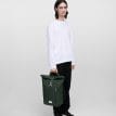 en modell håller en Sandqvist Ground Rolltop Backpack ryggsäck (unisex)