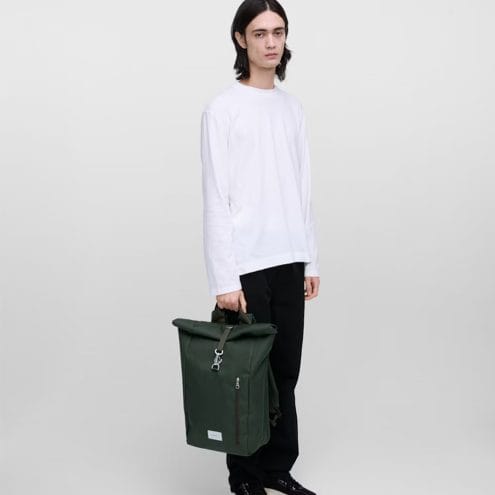 en modell håller en Sandqvist Ground Rolltop Backpack ryggsäck (unisex)