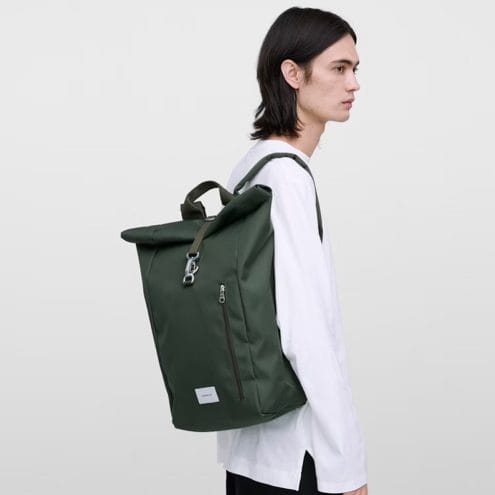 Sandqvist Ground Rolltop Backpack ryggsäck (unisex)på en mans axel