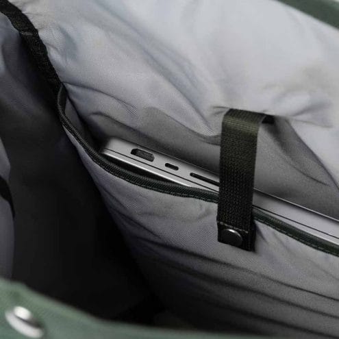 datorfack i en Sandqvist Ground Rolltop Backpack ryggsäck (unisex)