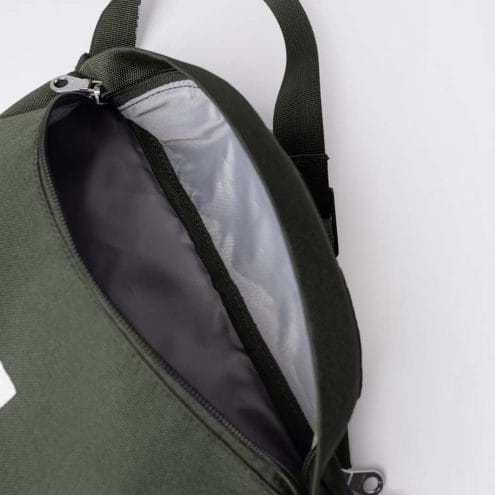 Ett öppet fack på en Sandqvist Ground Crossbody Bag axelväska (unisex)