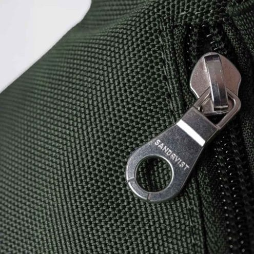 detaljer på en Sandqvist Ground Crossbody Bag axelväska (unisex)