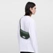 en modell bär en Sandqvist Ground Crossbody Bag axelväska (unisex)