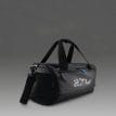 2XU Gym Bag träningsväska (unisex) snett framifrån