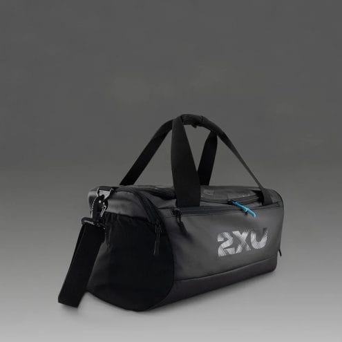 2XU Gym Bag träningsväska (unisex) snett framifrån