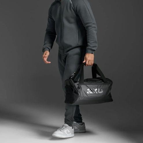 en man håller en 2XU Gym Bag träningsväska (unisex)