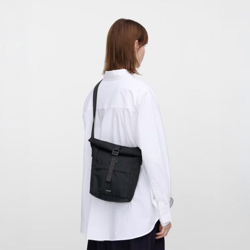 Sandqvist Icon Sacoche axelväska (unisex) på en modell