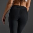 rumpan på en modell som bär 2XU Ignition Shield Compression Tights löpartights (dam)