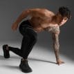 en modell bär en 2XU Ignition Shield Compression Tights löpartights (herr)