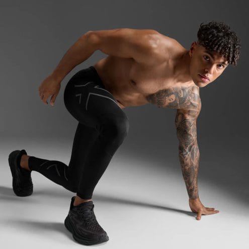 en modell bär en 2XU Ignition Shield Compression Tights löpartights (herr)