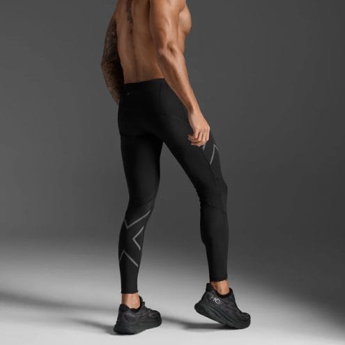 2XU Ignition Shield Compression Tights löpartights (herr) bakifrån på en modell