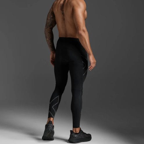 2XU Light Speed Compression Tights träningstights (herr) bakifrån på en modell