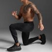 en modell visar upp ett par 2XU Light Speed Compression Tights träningstights (herr)