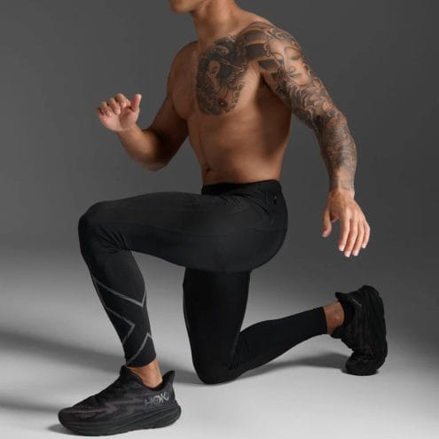 en modell visar upp ett par 2XU Light Speed Compression Tights träningstights (herr)