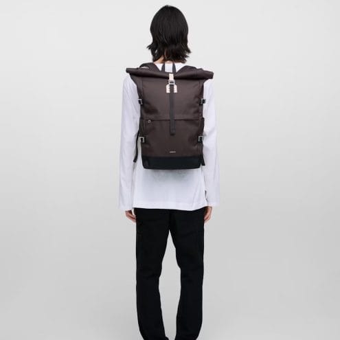 Sandqvist Icon Rolltop Backpack ryggsäck (unisex) på en modells rygg