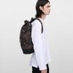 en modell har på sig en Sandqvist Icon Rolltop Backpack ryggsäck (unisex)