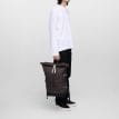en modell bär en Sandqvist Icon Rolltop Backpack ryggsäck (unisex)