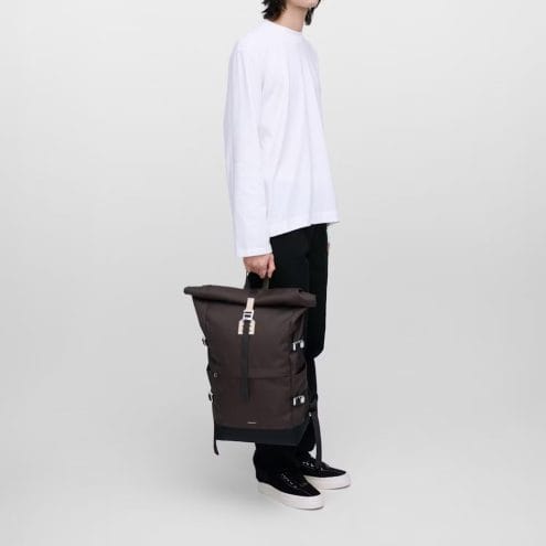 en modell bär en Sandqvist Icon Rolltop Backpack ryggsäck (unisex)