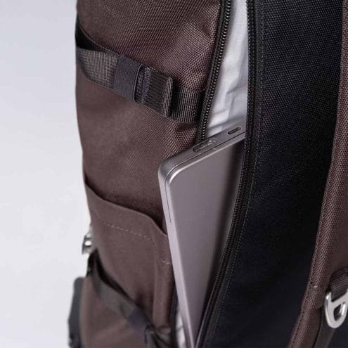 detaljer på en Sandqvist Icon Rolltop Backpack ryggsäck (unisex)