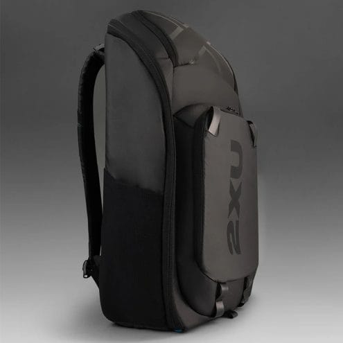 2XU Transition Backpack ryggsäck (unisex) snett från sidan