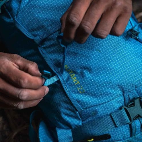 detaljer på en Osprey Mutant 22 klättringsryggsäck (unisex)