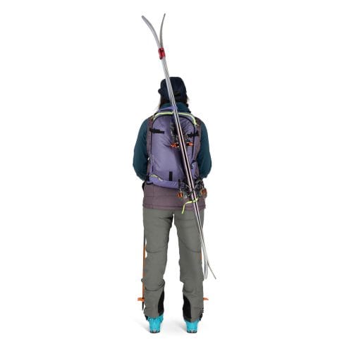Osprey Firn 18 skidryggsäck (unisex) på en modell
