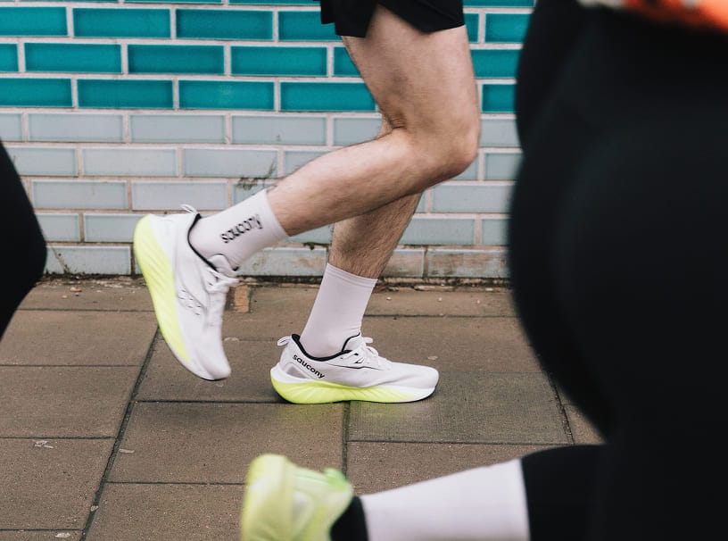 Bild tagen av löpare i profil, på fötterna har han Saucony Triumph 22