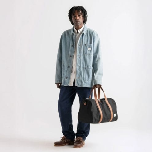 en manlig modell bär Herschel Novel Carry On Duffle väska 26,5 L (unisex)