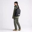 en modell bär Herschel Classic 26 L vardagsryggsäck (unisex)