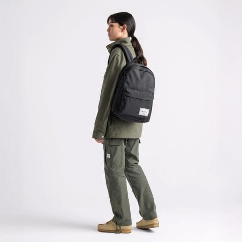 en modell bär Herschel Classic 26 L vardagsryggsäck (unisex)