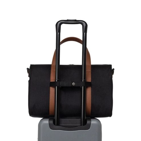 Herschel Novel Carry On Duffle väska 26,5 L (unisex) på en resväska