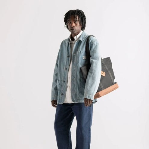 Herschel Heritage Tote väska 24,5 L (unisex) på en manlig modell