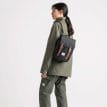 en person bär en Herschel Retreat Mini ryggsäck 10 L (unisex)