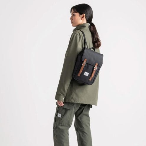 en person bär en Herschel Retreat Mini ryggsäck 10 L (unisex)