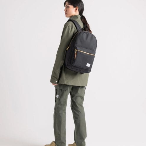 Herschel Settlement vardagsryggsäck 23 L (unisex) på en dam